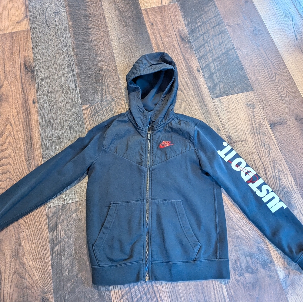 Youth Nike hooded zip up sweatshirt jacket. Size medium. Excellent condition.